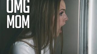 Flickan tittar på sin styvmor med sin lärare i det heta lesbiska spelet